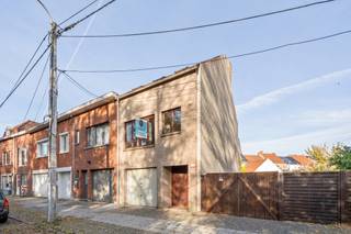 Toffe halfopen bel-étage woning, rustig gelegen aan het Gebroeders Van Raemdonckpark en nabij het centrum van Kortrijk! <br /><br />Indeling: op het gelijkvloers bevindt zich de inkomhal met apart toilet, grote garage met wasruimte en veel extra berging. <br />Op verdieping 1 hebben we de lichtrijke leefruimte en keuken met zicht op de tuin en een leuk zongericht terras. <br />De 3 volwaardige slaapkamers en de badkamer bevinden zich op het tweede verdiep.<br />Leuke omheinde tuin aanwezig, genietend van alle privacy.<br /><br />Troeven: goede ligging (ideaal voor zij die op zoek zijn naar rust maar toch alles dichtbij), inpandige garage, dubbel glas.<br /><br />Meer informatie of een bezoek: charlotte@immobeguin.be