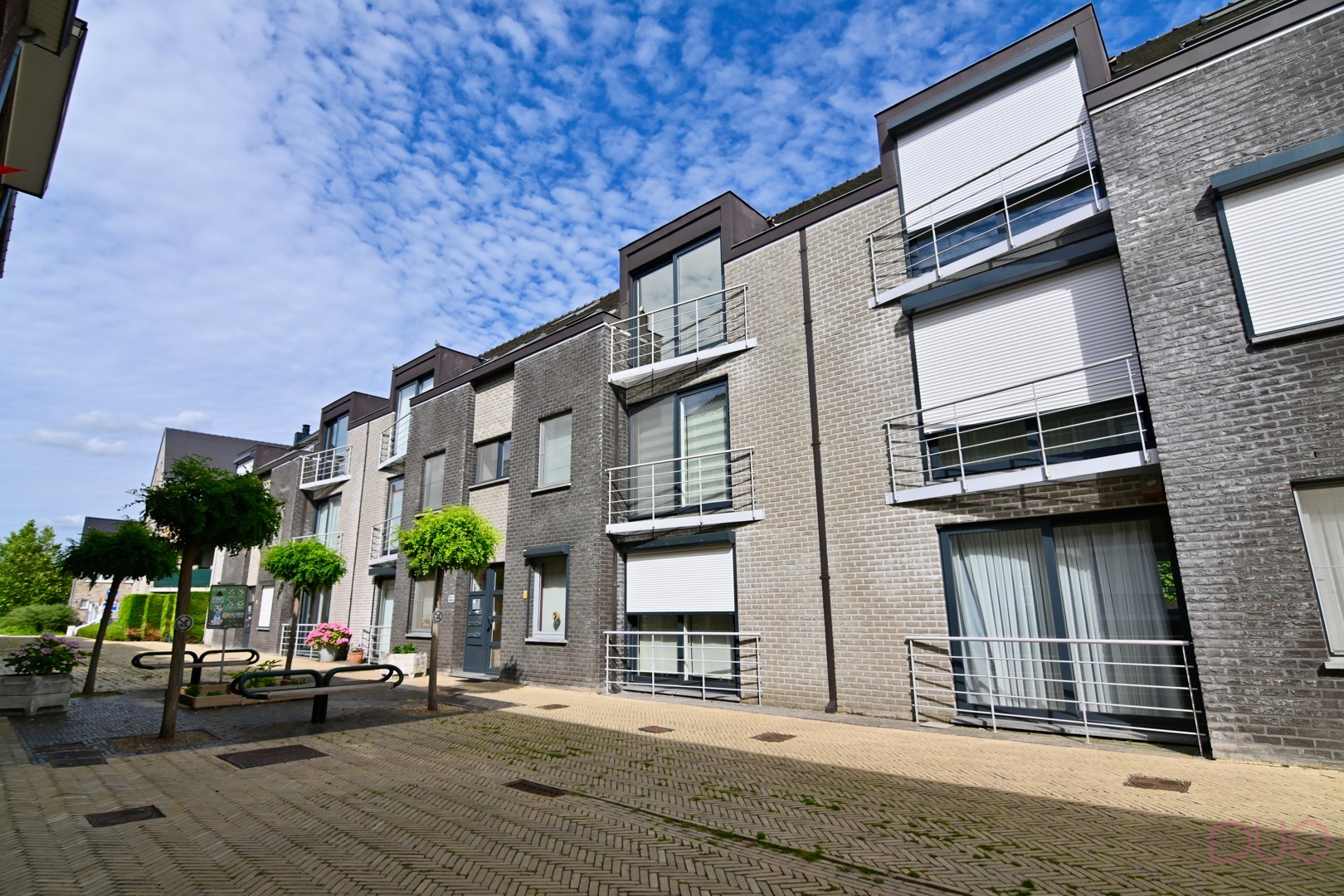 Instapklaar duplex appartement met terras en garagebox op toplocatie in Sint-Truiden - foto 2