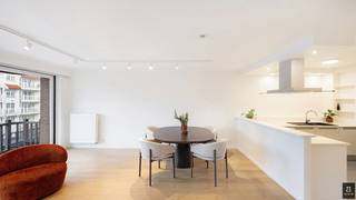 In het centrum van Knokke, op de levendige Lippenslaan, bevindt zich dit breed en lichtrijk appartement met twee volwaardige slaapkamers. De...