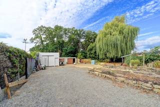 uime open bebouwing in Tielt-Winge, op een mooi breed perceel nabij de dorpskern en de oprit E314 Leuven-Hasselt.<p><br /></p><p>Deze woning uit 1965 biedt heel wat ruimte en mogelijkheden voor wie op zoek is naar een huis in een landelijke omgeving met een vlotte bereikbaarheid. Het brede perceel met een totale oppervlakte van 2086 m² zorgt voor een aangename buitenbeleving. Dankzij de ligging op enkele minuten van de dorpskern geniet je van een rustige omgeving met winkels, scholen en openbaar vervoer binnen handbereik. Bovendien bereik je via de nabijgelegen oprit van de E314 snel Leuven, Hasselt en omliggende gemeenten. De woning beschikt over meerdere functionele ruimtes, drie slaapkamers, twee badkamers en een praktische garage.</p><p><br /></p><p>Belangrijkste ruimtes:</p><p>• Woonkamer met aangename leefruimte en veel indelingsmogelijkheden</p><p>• Keuken uitgerust met elektrische kookplaat, dampkap en koelkast</p><p>• Veranda met zicht op de tuin</p><p>• Bureel geschikt voor thuiswerk of hobbyruimte</p><p>• Hobbyruimte met extra gebruiksmogelijkheden</p><p>• Bijkeuken en meerdere bergingen voor extra opbergruimte</p><p>• 3 slaapkamers, waarvan één met ingemaakte kasten</p><p>• 2 badkamers met ligbad en douche</p><p>• Garage met automatische garagepoort</p><p>• Ruime tuin van 2086 m²</p><p>• Zolder met bijkomende opbergmogelijkheden</p><p><br /></p><p>Troeven:</p><p>• Mooi breed perceel van 2086 m²</p><p>• Op enkele minuten van de dorpskern van Tielt-Winge</p><p>• Vlakbij de oprit van de E314 Leuven-Hasselt</p><p><br /></p><p>Neem vandaag nog contact op voor meer informatie of een bezoek.</p><p><br /></p><p>JOUW DROOMHUIS. ZO GEVONDEN!</p>