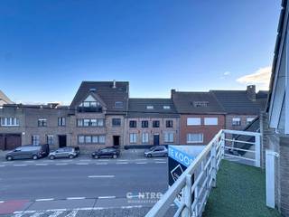 RUIM appartement aan de rand van het centrum met 3 slpks, zonneterras én garagebox te Maldegem!<br /><br /><strong>INDELING:<br /><u><em>Tweede verdieping:</em></u></strong><br />Inkomhal - LICHTRIJKE living - ingerichte keuken (O.a. met fornuis, dampkap, dubbele spoelbak, frigo en vaatwasmachine) - badkamer (O.a. met lavabomeubel, ligbad met geïntegreerde douche en voorzieningen voor wasmachine en droger) - afzonderlijk gastentoilet (met lavabo) - 2 RUIME slaapkamers - ZONNETERRAS.<br /><br /><u><em><strong>Derde verdieping:</strong></em></u><br />Hal met bureelhoek - ruime 3de slaapkamer.<br /><br /><u><strong>Opmerkingen:</strong></u><br />- Lift aanwezig.<br />- Vrij bij akte.<br />- GARAGEBOX INBEGREPEN in de prijs!<br />- DUBBELE beglazing (PVC).<br />- Asbestveilig appartement en garage!<br /><br />Betaalbaar appartement vlakbij het centrum, doch in rustige straat! TEVENS zeer INTERESSANT als BELEGGING! Aarzel zeker niet om ons te contacteren voor een bezoek ter plaatse: 050/70.01.02 - info@centro.be