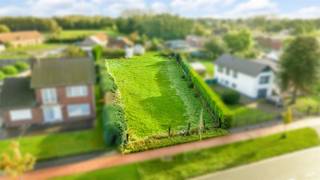 KNAPPE BOUWKAVEL (+-11A86CA) OP GROENE, DOCH CENTRALE EN GUNSTIGE LOCATIE, VLAKBIJ HET CENTRUM VAN BOCHOLT! Deze bouwkavel met maar liefst...