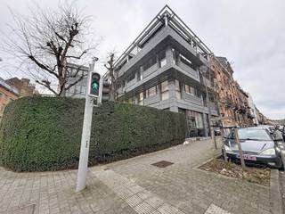 This 2 bedroom apartment in Sint-Jans-Molenbeek is located on the 2nd floor of a well-maintained building with lift, within walking distance...