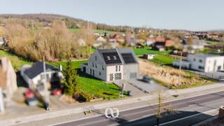 Gelegen in het gehucht De Klijpe te Ronse, biedt deze recente woning (2022) de perfecte combinatie van modern comfort en energiezuinig wonen. De woning bevindt zich op een perceel van maar liefst 1120 m² en heeft een bewoonbare oppervlakte van 305 m². Aan ruimte dus zeker geen gebrek. In het nabijgelegen centrum van Ronse vindt je bovendien alle nodige faciliteiten. Met een A-label biedt deze woning tevens een zeer lage energiekost. <br /><br />Indeling:<br />-GLV: Via de uitnodigende inkomhal kom je terecht in de ruime en lichtrijke leefruimte met open luxe keuken voorzien van een eiland en alle nodige apparatuur. Vanuit deze ruimte heb je een onmiddellijke prachtig zicht op de tuin. Verder is er nog een zeer ruime berging die momenteel dienst doet als slaapkamer en aansluitend een douchekamer. Er is tevens nog een hobbyruimte/bureau die ook makkelijk kan omgebouwd worden tot garage.<br />-1stV: De nachthal geeft toegang tot 4 ruime slaapkamers en 2 badkamers.<br /><br />De woning werd tot nu toe gebruikt als vakantiewoning en beschikt dus over de nodige vergunningen. Gezien de bezetting blijkt dit een zeer aantrekkelijk adresje voor vakantiegangers en dus bijgevolg een zeer goede investering te zijn. Uiteraard kan je hier ook gewoon je thuis van maken.<br /><br />Heb je interesse in deze zeer ruime instapklare woning als thuis of als investering? Neem snel contact op en kom de woning zelf ontdekken.