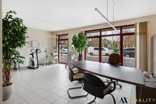 Deze ruime en goed onderhouden praktijkruimte / appartement biedt tal van mogelijkheden en bestaat uit een inkomhal, een aparte hall,...