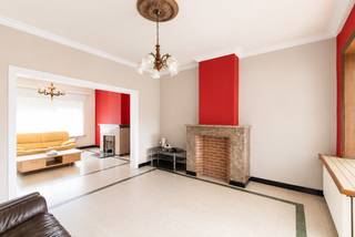 Bij het betreden van deze woning komen we binnen in een ruime inkomhal die toegang biedt tot de gezellige leefruimte en de zeer ruime keuken, die volledig naar eigen smaak kan worden ingericht.<br />Aansluitend aan de keuken bevindt zich een praktische, droge kelder die extra bergruimte voorziet alsook de badkamer uitgerust met een ligbad/douchecombinatie, een lavabo en een toilet.<br /><br />Vanuit de keuken geniet u van een aangenaam zicht op het terras, de tuin en de aanwezige bijgebouwen.<br />De tuin biedt bovendien rechtstreeks toegang tot de ruime garage, wat zorgt voor extra comfort en gebruiksgemak.<br /><br />De eerste verdieping beschikt over twee zeer ruime slaapkamers en een derde, kleinere kamer die ideaal kan dienen als kinder-, dressing- of bureauruimte.<br />Via een vaste trap bereikt u de geïsoleerde zolderverdieping, die de mogelijkheid biedt om een vierde slaapkamer of een extra hobbyruimte te creëren.<br /><br />Deze woning biedt dankzij haar ruime indeling en uitbreidingsmogelijkheden heel wat potentieel.<br /><br />Meer info over deze woning of de woning bezichtigen? <br />Contacteer vrijblijvend hello@belistate.be of 056 89 25 80