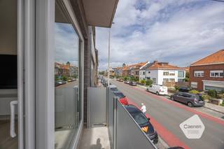 <ul>
<li>Welkom in dit sfeervolle appartement, gelegen op de eerste verdieping aan de Mariakerkelaan. Het appartement beschikt over een <strong>bewoonbare oppervlakte van ca. 82 m²</strong> en geniet van een centrale ligging, op korte afstand van het strand, winkels en diverse horecazaken.</li>
<li><u><strong>Indeling:</strong></u> inkomhal, lichtrijke leefruimte met toegang tot het terras, keuken, <strong>drie slaapkamers</strong>, recent gerenoveerde badkamer met toilet en een praktische berging.</li>
<li><u><strong>Troeven:</strong></u> degelijke DSM-keuken, recent <strong>vernieuwde badkamer</strong> en conforme elektrische installatie. Daarnaast beschikt het gebouw over een <strong>gemeenschappelijke kelder met fietsenstalling. </strong>Er is tevens mogelijkheid om een <strong>private garage</strong> te huren in het gebouw.</li>
</ul>
