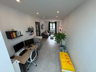 <p>Instapklaar | EPC B | 3 Slaapkamers | Tuin | Elec conform</p><p>Troeven<br />• 3 ruime slaapkamers<br />• Gezellige tuin met terras en tuinberging<br />• Kelder<br />• EPC-label B<br />• 17 Zonnepanelen & warmtepompboiler<br />• Regenwaterput aanwezig met pompinstallatie<br />• Mobiscore 9,3/10<br />• Beschikbaarheid vanaf 1 april of in overleg<br />• volledig vernieuwde elektriciteit -– met conform keuringsattest en asbestvrij</p><p>Op zoek naar een instapklare woning met tuin op een leuke locatie? Deze gezellige gezinswoning in de Groenstraat combineert comfort, energiezuinigheid en een praktische indeling op een totale oppervlakte van 1a 90ca en 150² bewoonbare oppervlakte.<br />De woning<br />Via de inkomhal kom je in de ruime leefruimte met veel natuurlijk licht, hoge plafonds en zicht op de tuin. De bureauruimte, keuken en eetruimte sluiten hier mooi op aan. Verder vind je op het gelijkvloers een een apart toilet, berging en toegang tot de kelder.</p><p>Op de eerste verdieping bevindt zich een ruime slaapkamer met ingebouwde kasten en een badkamer met bad, douche, dubbele lavabo en toilet.<br />De tweede verdieping beschikt over twee extra slaapkamers. In totaal zijn er dus drie slaapkamers, ideaal voor een gezin of voor wie graag een aparte werk- of hobbyruimte heeft.</p><p>Tuin & ligging<br />Achteraan geniet je van een volledig omheinde en zuidgerichte onderhoudsvriendelijke tuin met terras, voldoende privacy en tuinberging. Een aangename plek om te ontspannen, te spelen of gezellig buiten te eten.</p><p>Comfort & renovaties<br />De woning heeft een EPC-label B (194 kWh/m²/jaar). en werd de voorbije jaren op verschillende vlakken vernieuwd, waaronder:<br />• keuken (2017)<br />• plat dak, glasstraat en schuifraam (2018)<br />• condensatieketel op gas (2015)<br />• 17 zonnepanelen - 6.375 Wp (2022)<br />• dakisolatie (plat en hellend dak)<br />• volledig vernieuwde elektriciteit -– met conform keuringsattest</p><p>Contact opnemen :</p><p>De oppervlakten zijn louter indicatief en de in de advertentie vermelde informatie is niet contractueel.</p>