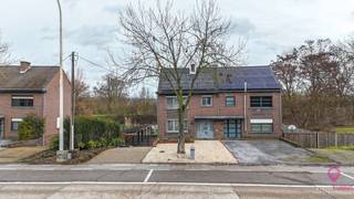<p>Bij ImmoFusion 7/7 “open huis” : klik op onze 3D-TOUR.<br />Ervaar vastgoed alsof je er zelf doorloopt!<br /><br />In een vlot bereikbare omgeving in Diest, op <strong>Halensebaan 128</strong>, vinden we deze <strong>halfopen woning</strong> gelegen op een ruim perceel van <strong>7a 43ca</strong> met een <strong>grote tuin</strong>. Een ideale gezinswoning voor wie ruimte, comfort en een centrale ligging weet te waarderen.</p>
<p>De woning beschikt over een <strong>bewoonbare oppervlakte van maar liefst 204 m²</strong> en telt <strong>4 volwaardige slaapkamers</strong>, wat tal van mogelijkheden biedt voor een groter gezin, thuiswerk of hobbyruimte. De verwarming gebeurt via <strong>centrale verwarming op stookolie</strong>, aangevuld met een <strong>gezellige houtkachel</strong> die zorgt voor extra sfeer en warmte. Bovendien zijn er <strong>zonnepanelen</strong> aanwezig, wat bijdraagt aan een lager energieverbruik.</p>
<p>Dankzij de <strong>EPC-score D</strong> is de woning <strong>niet renovatieplichtig</strong>, wat meteen een belangrijk voordeel is voor wie zonder grote verplichte investeringen wil verhuizen.</p>
<p>De ligging is een absolute troef. De woning bevindt zich op korte afstand van de <strong>autosnelweg</strong>, <strong>tankstations</strong>, <strong>scholen</strong> en het <strong>centrum van Diest</strong>, waardoor alle dagelijkse voorzieningen vlot bereikbaar zijn en u geniet van een uitstekende verbinding met omliggende steden en gemeenten.</p>
<p><strong>Pluspunten:<br /></strong>-Halfopen bebouwing op een perceel van 7a 43ca<br />-Grote tuin<br />-4 slaapkamers<br />-Bewoonbare oppervlakte van 204 m²<br />-Centrale verwarming op stookolie + houtkachel<br />-Zonnepanelen aanwezig<br />-EPC D – niet renovatieplichtig<br />-Zeer gunstige ligging nabij autostrade, centrum en scholen<br /><br /><span>Maatregelen opgenomen in het Maatregelenregister: nee</span></p>
<p>Voor een bezichtiging ter plaatse of meer info, bel ons op <strong>078/78.78.70</strong>, of kom gerust langs op kantoor – <strong>steeds welkom!</strong></p>