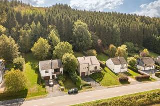 <p><span>Deze ruime woning is gelegen in een groene en rustige omgeving in Nadrin, deelgemeente van Houffalize. De woning beschikt onder meer over een afzonderlijke studio, drie slaapkamers, een inpandige garage en een fraai aangelegde tuin met ruime terrassen, jacuzzi en uitzicht op het achterliggende bos. </span></p>
<p><span>Op het gelijkvloers bevindt zich een ruime inkomhal op tegelvloer, voorzien van een praktische vestiairekast. Van hieruit is er toegang tot de inpandige garage met elektrische sectionale poort, geplaatst in 2010, de wasplaats en de studio.</span></p>
<p><span>Deze studio (32m²), ingedeeld in een woonkamer en een afzonderlijke slaapkamer biedt verschillende mogelijkheden en kan onder meer gebruikt worden als gastenverblijf, thuiswerkruimte, praktijk of bijkomende woonruimte.</span></p>
<p><span>De eerste verdieping omvat een centrale hal met toegang tot de woonkamer, de keuken en een afzonderlijk toilet met handenwasser.</span></p>
<p><span>De ruime L-vormige woonkamer (44m²) wordt gekenmerkt door haar aangename lichtinval en gezellige houtkachel. Vanuit de leefruimte is er rechtstreeks toegang tot het terras en de tuin.</span></p>
<p><span>De leefkeuken is uitgerust met een koelkast met vriesvak, een inductiekookplaat en een dampkap. Aansluitend bevindt zich een bijkeuken met ingemaakte kasten, spoelbak, dampkap, combioven, koelkast en vaatwasser. </span></p>
<p><span>Op de dakverdieping geeft de nachthal toegang tot een afzonderlijk toilet, drie slaapkamers (18,84m², 12m², 15,40m²) en de badkamer. De eerste slaapkamer beschikt over een dressing. De tweede slaapkamer biedt toegang tot een berging. Daarnaast is er nog een derde slaapkamer.</span></p>
<p><span>De ruime badkamer is uitgerust met een ligbad met geïntegreerde douche, een afzonderlijke douchecabine en een dubbele lavabo in meubel met bijhorende kolomkast.</span></p>
<p><span>Ook buiten heeft deze woning heel wat te bieden. De mooi aangelegde tuin is volledig omheind en bereikbaar via een manuele toegangspoort. Het grote houten terras van circa 70 m² heeft een gunstige zuid oriëntatie. Daarnaast is er een tweede terras van circa 14 m² met westelijke oriëntatie, waar u tot ’s avonds van de zon kunt genieten.</span></p>
<p><span>De tuin beschikt bovendien over 2 zonneluifels, een tuinhuis en een jacuzzi. Het open uitzicht over de omgeving zorgt voor een bijzonder aangename en rustgevende sfeer.<br /><br /><span>Extra:</span><br />- Gerenoveerd in 2010<br />- Cv op stookolie<br />- Alarm <br />- Omheind perceel<br />- Elektriciteit conform</span><span></span></p>
<h3><span>Ligging</span></h3>
<p><span>De woning bevindt zich in het hart van de Belgische Ardennen en op korte afstand van het stuwmeer van Nisramont en de Ourthe.</span></p>
<p><span>De omgeving staat bekend om haar uitgestrekte bossen, indrukwekkende vergezichten en talrijke wandel-, fiets- en mountainbikeroutes. Ook het natuurgebied rond Le Hérou, met zijn karakteristieke rotsformaties en prachtige uitzichten over de Ourthe, bevindt zich in de ruime omgeving.</span></p>
<p><span>Wie houdt van wandelen, kajakken, mountainbiken of gewoon genieten van de rust en de natuur vindt hier een uitstekende uitvalsbasis. Tegelijkertijd zijn de centra van Nadrin, Houffalize en La Roche-en-Ardenne vlot bereikbaar voor winkels, horeca en andere dagelijkse voorzieningen.</span></p>
<p><span>Een veelzijdige woning met veel ruimte, mooie buitenvoorzieningen en een uitzonderlijke ligging midden in het groen.<br /><br /></span><span>Stedenbouwkundige inlichtingen in aanvraag.</span></p>