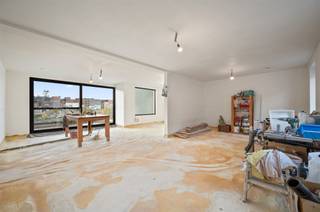 <p><span>Cet appartement obtient d'excellents résultats dans de nombreux domaines. Par exemple, les propriétaires ne paient aucune charge commune, hormis la facture de l'assurance incendie. Cela est possible parce que cet appartement n'a pour voisin que l'appartement situé au rez-de-chaussée. En termes d'esthétique, on retrouve encore des échos d'antan dans l'utilisation d'une belle pierre calcaire blanche pour les façades, d'épais appuis de fenêtre en pierre bleue et d'un haut plafond dans les 3 pièces sous le toit. Des fenêtres en aluminium noir ont été utilisées pour les menuiseries extérieures. Les nouveaux éléments sont le sol en béton poli, les grandes fenêtres en aluminium noir et la possibilité de raccorder des panneaux solaires. Si vous le souhaitez, l'appartement peut être complété, au prix de 40 000 euros. Ce budget de finition comprend alors l'installation de toilettes, d'un chauffage par le sol, d'une bande d'écoulement, d'un escalier en bois de caoutchouc avec niveau intermédiaire, d'articles sanitaires et de Mortex (cuisine non comprise). L'appartement dispose de 3 grandes pièces, chacune avec des fenêtres velux, ainsi que d'un bureau. Il s'agit donc d'une propriété particulièrement spacieuse. Une autre caractéristique unique est que la terrasse non finie donne sur un parc récemment aménagé et un espace de stationnement XL pour vos véhicules. Pour ce budget, il est presque impossible de trouver une offre comparable avec les mêmes caractéristiques. Son emplacement dans une rue calme à quelques pas de la gare et d'une école signifie que cet appartement a plus que mérité un Mobiscore officiel de 9,5 sur 10.</span></p>