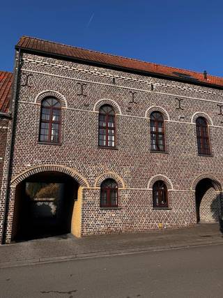 Ontdek dit leuk gelijkvloers appartement in kleinschalige residentie "De Brouwerij".De indeling van het appartement is als volgt:- Leefruimte-...