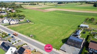 Op zoek naar een bouwperceel met voldoende ruimte voor een vrijstaande woning en tuin? Dit perceel van 800 m² aan de Riemsterweg in Martenslinde biedt een mooie basis om jouw toekomstige woning volledig naar eigen wensen te realiseren.<br /><br />De ligging aan de steenweg zorgt voor een goede bereikbaarheid richting Bilzen, Genk, Riemst, Maastricht en de E313. Aan de achterzijde geniet je van een open zicht over de omliggende velden, waardoor het perceel een aangename groene dimensie krijgt.<br /><br />Het perceel is bestemd voor open bebouwing en biedt onder meer volgende bouwmogelijkheden:<br /><br />Gelijkvloerse bouwdiepte tot maximaal 17 m<br /><br />Bouwdiepte op de verdieping tot maximaal 12 m<br /><br />Maximaal 2 volwaardige bouwlagen<br /><br />Keuze tussen een hellend of plat dak<br /><br />Mogelijkheid tot het voorzien van een carport binnen de voorziene zone<br /><br />Afmetingen van het perceel:<br /><br />Straatzijde: ca. 16 m<br /><br />Achterzijde: ca. 16 m<br /><br />Linkerzijde: ca. 50 m<br /><br />Rechterzijde: ca. 50 m<br /><br />Volgens de verkavelingsvoorschriften kan per perceel bovendien één vrijstaand bijgebouw worden voorzien, bijvoorbeeld als tuinberging, poolhouse of terrasoverkapping. Het bijgebouw mag maximaal 10% van de achtertuin innemen. Voor een perceel voor open bebouwing komt dit neer op ongeveer 34 m², afhankelijk van de uiteindelijke inrichting van de achtertuin.<br /><br />Achteraan bevindt zich een grachtzone die onbebouwd moet blijven.<br /><br />De hoofdbestemming is wonen. Als nevenactiviteit zijn vrije beroepen, kantoorruimte en diensten toegestaan. Horeca en handel zijn uitgesloten.<br /><br />Op zoek naar een mooi bouwperceel met ruimte voor een eigen woning, tuin en een open uitzicht aan de achterzijde? Neem contact op via 089 390 990 of info@immofair.be!