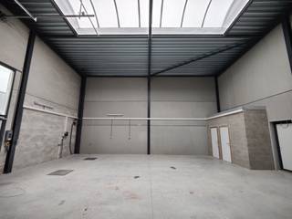 Deze nieuwbouw opslagruimte is gelegen langs de Blinde-Rodenbachstraat, vlakbij het centrum van Roeselare en invalswegen. Ze heeft een bruikbare oppervlakte van 132 m² (11,50x10,8 m) met een hoogte van 7 m. De automatische poort heeft een hoogte van 4.25 m.<br /><br />De loods beschikt over sanitair, keuken en 2 staanplaatsen. Ook heeft deze loods slechts een EPB van 31 kWh/m². Deze loods beschikt over: internet, individuele tellers, verlichting en regenwater.<br /><br />Een beperkte mengvorm van opslag en commerciële activiteit is mogelijk. De huurprijs is exclusief BTW. Onroerende voorheffing en de syndicuskosten zijn ten laste van de huurder.<br /><br />Bent u op zoek naar een een opslagplaats in nieuwbouwstaat, dan is deze loods iets voor u.<br /><br />Huurprijs : 710€ + 21% BTW + onroerende voorheffing ten laste van de huurder <br /><br />Beschikbaarheid: 01/07/2026<br /><br />