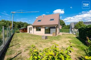<p><span>Op het einde van een rustige doodlopende straat, in een aangename residentiële woonwijk, bevindt zich deze instapklare alleenstaande woning.<br /><br />Hier geniet u van een uitzonderlijk rustige ligging met een prachtig open zicht over de achterliggende velden, terwijl de R4 zich op slechts enkele minuten bevindt en zorgt voor een vlotte verbinding.</span></p>
<p><span>Binnenin valt meteen de ruime en lichtrijke leefruimte met open keuken op, waar grote raampartijen zorgen voor een overvloed aan natuurlijk licht en een mooi contact met de tuin. </span></p>
<p><span>De woning beschikt over drie slaapkamers en een comfortabele badkamer die uitgerust is met zowel een ligbad als een douche. <br /><br />Daarnaast biedt de zolder heel wat extra bergruimte en mogelijkheden, terwijl de inpandige garage zorgt voor extra comfort en praktisch gebruiksgemak.</span></p>
<p><span>De zonnige tuin vormt een absolute troef. Dankzij de gunstige oriëntatie en het vrije uitzicht over de velden geniet u hier in alle rust en privacy van het buitenleven.</span></p>
<p><span>Bent u op zoek naar een instapklare gezinswoning die rust, ruimte en een uitstekende bereikbaarheid combineert? <br /><br /></span><span>Bel Top Vastgoed op 0475 700 700 voor een bezoek.</span></p>