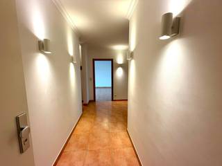 Op het Anne Frankplein, vinden we dit ruim appartement met 2 slaapkamers terug op de 3de verdieping. <br />Het appartement is zeer rustig gelegen in aangename woonomgeving, maar toch bevindt u zich op wandelafstand van het bruisende stadscentrum van Hasselt! <br /><br />Het appartement is ingedeeld als volgt: <br />- Ruime inkomhal<br />- Toilet<br />- Badkamer met ligbad, dubbele wastafel en toilet<br />- 2 Zeer ruime slaapkamers<br />- woonkamer & eetkamer verbonden met het zonnige terras<br />- Geïnstalleerde keuken met oven, keramisch vuur & frigo<br />- Praktische aparte berging met ruimte om een extra diepvries en uw was/droogmachine te plaatsen.<br /><br />Zeer ruime ondergrondse garagebox met ingewerkte kelder met afzonderlijk inkomdeur. <br /><br />De snelste manier om een bezoek te brengen aan deze woning? Vraag je bezoek aan via de roze knop op onze website (www.dewaele.com) en je wordt gecontacteerd door één van onze collega's.<br />Telefonisch kunnen er geen afspraken gemaakt worden. Bij andere vragen kun je ons telefonisch contacteren via 011 30 50 50.<br />Tot binnenkort! <br /><br />