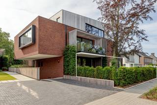 Nabij het centrum van Hoogstraten, aan de Lodewijk De Konincklaan, bevindt zich dit luxueuze gelijkvloerse nieuwbouwappartement. Het...