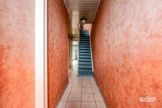 In het rustige Zwankendamme, op een steenworp van de bruisende steden Brugge, Blankenberge en Knokke-Heist, bevindt zich deze te renoveren woning met heel wat potentieel.<br /><br />De woning is gelegen op een mooi perceel van 163 m² en beschikt over een bewoonbare oppervlakte van 136 m². Dankzij de open vergezichten aan de voorzijde geniet u hier van een aangenaam gevoel van ruimte en rust.<br /><br />Op het gelijkvloers vindt u de leefruimte met aansluitende keuken, evenals de badkamer. De bovenverdieping omvat drie slaapkamers, wat tal van mogelijkheden biedt voor gezinnen of wie op zoek is naar extra ruimte.<br /><br />Bent u op zoek naar een renovatieproject dat u volledig naar eigen smaak en wensen kunt vormgeven? Dan biedt deze woning een mooie opportuniteit op een interessante locatie, met een vlotte verbinding naar de omliggende steden en de kust.<br /><br />