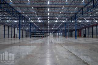 <strong>Ruime en moderne logistieke magazijnen op een strategische locatie in Willebroek</strong>, aan het Zeekanaal Brussel-Willebroek en vlakbij de A12 en N16. Dankzij de centrale ligging tussen Antwerpen en Brussel is dit een ideale uitvalsbasis voor logistieke activiteiten.<br /><br />De site biedt <strong>meer dan 17.593 m² magazijnruimte</strong>, met <strong>40 laadkaaien</strong>, een <strong>vrije hoogte van 11,30 m</strong> en een hoge vloerbelasting van 50 kN/m² dynamisch, 80 kN/m² verplaatsbaar rek. De gebouwen zijn uitgerust met een ESFR sprinklersysteem, LED-verlichting en alle nodige nutsvoorzieningen.<br /><br />Er wordt hiernaast geïnvesteerd in duurzaamheid met o.a. zonnepanelen, EV-laadpunten, extra laad- en loszones en een BREEAM “Very Good”-certificering in voorbereiding.<br /><br />Op het terrein is ruime parkeergelegenheid voorzien voor zowel vrachtwagens als personenwagens. De locatie is vlot toegankelijk voor zwaar verkeer en biedt brede manoeuvreerruimte. Onmiddellijk beschikbaar.<br /><br />Contacteer <strong>PANORAMA B2B</strong> voor bijkomende inlichtingen, plannen of een vrijblijvend plaatsbezoek <strong>03 225 03 03</strong>.