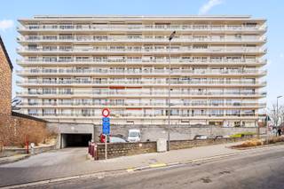 Dit appartement is goed gelegen in het centrum van Tienen met alle benodigdheden vlakbij (winkel, school,...). Zeer makkelijk bereikbaar via E40 (Luik-Brussel) of trein- en busstation. Het appartement is gelegen op de eerste verdieping en is bereikbaar via lift. Het omvat: inkomhal met vestiaire, lichtvolle living, opgefriste en geïnstalleerde halfopen keuken, kleine berging bij de keuken, 2 slaapkamers, apart toilet, badkamer met stortbad en lavabo en een ruim terras aan de achterzijde. Tevens beschikt u over een privatieve (dubbele) kelderberging. CV verwarming via aardgas. De ramen bevatten enkele beglazing, maar aan de hand van de energiescore kunnen we toch spreken van een energiezuinig appartement.