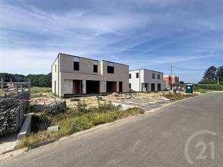 <p>Energiezuinig wonen in een rustige, groene omgeving</p><p>Tijdelijke actie: de 1ste koper ontvangt 10 operationele zonnepanelen van 460 Wp, ter waarde van € 5.000, volledig GRATIS.</p><p>In Project Veldzicht in Begijnendijk bevinden zich momenteel al 4 woningen in de ruwbouwfase en zullen binnenkort wind- en waterdicht zijn. Wie snel beslist, kan de materialen en afwerking nog naar eigen smaak kiezen.</p><p>De woning ligt in een doodlopende straat en geniet van een rustige ligging met een open, landelijk uitzicht aan de achterzijde. Tegelijk woon je op wandelafstand van het station, met verbindingen richting Antwerpen, Hasselt, Leuven en Brussel. Ook het centrum van Begijnendijk en de stad Aarschot bevinden zich vlakbij.</p><p>Op het gelijkvloers is er een inkomhal met apart gastentoilet. Verder beschikt de woning over een inpandige garage, een ruime leefruimte en een open keuken. Dankzij de grote raampartijen geniet je hier van veel natuurlijk licht en een mooi zicht op de tuin en de achterliggende weide.</p><p>De eerste verdieping omvat 3 volwaardige slaapkamers, een nachthal met afzonderlijk toilet en een praktische wasberging. De badkamer heeft plaats voor een ligbad, een aparte douche en een dubbele wastafel.</p><p>Voor een laag energieverbruik en een hoog wooncomfort wordt de woning voorzien van:</p><p>* een warmtepomp met vloerverwarming;<br />* ventilatiesysteem type D;<br />* regenwaterrecuperatie;<br />* 10 zonnepanelen van 460 Wp;</p><p>De verkoop gebeurt onder de Wet Breyne (12% registratie op de grond en 21% btw op de constructie)</p><p>Interesse in deze woning? Contacteer ons via 016 90 10 21 of info@future-home.be.<br /> </p>