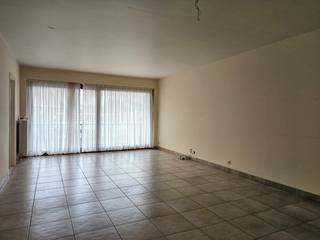 <p>Dit gezellige appartement op de eerste verdieping met lift, biedt een comfortabele woonomgeving op wandelafstand van het centrum van Beerse. De ruime inkomhal met ingemaakte kasten en gastentoilet leidt naar een lichtrijke woonkamer van 31,5 m² met toegang tot een gezellig terras van 6 m². De ingerichte keuken is praktisch ingericht met kookplaat, oven, koelkast, diepvries en dubbele spoeltafel. Verder zijn er twee ruime slaapkamers, een badkamer met ligbad, dubbele lavabo en toilet, en een aparte berging/wasplaats. Bijkomende troeven zijn het aangename dakterras van 25 m², een autostaanplaats en een handige kelderberging. Een appartement met een gunstige ligging dichtbij winkels, scholen en openbaar vervoer.</p>
<p><strong><span><br />Beschikbaar: onmiddellijk</span></strong></p>