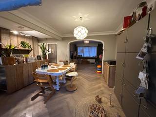 Een charmant rijhuis met 3 slaapkamers in de zeer gegeerde Vredewijk met gezellige Baravan.<br />Verbouwd en met een mooie EPC B. Betonnen vloeren. Tevens is de elektriciteit conform, is het asbestvrij en is er net een nieuwe hogerendementsketel geplaatst.<br />Dankzij de uitstekende ligging vlakbij Hove dorp, Edegem, Kontich en Mortsel, woon je hier centraal en toch rustig met handige winkels. Naast de fietsostrade F1, meerdere treinstations en verschillende scholen in de directe omgeving, is er ook een wijkschooltje net achter de hoek en een laadpaal in de straat. Als kers op de taart ligt het pand vlakbij de autosnelwegen E19 en E313.<br />Indeling :<br />Gelijkvloers : inkomhal met authentieke elementen met rechtstreeks zich op de tuin, ruime lichtrijke living met open keuken, grote raampartijen zorgen voor veel licht en een prachtig zicht op de ZW gerichte tuin.<br />Een groot gezellig steigerhouten terras 32m2 met daarachter nog een prachtige tuin wijd genoeg met mooi groen zicht en steigerhouten tuinhuis. Bovendien is de tuin ook bereikbaar via een zijpoort wat heel handig als extra opslagruimte voor fietsen, vuilnisbakken en tuinmateriaal.<br />Er is een vergunning afgeleverd voor een achterbouw, de betonplaat en aansluitingen liggen klaar onder het houten terras.<br />Verdieping: 2 grote slaapkamers en 1 kinderkamer, een badkamer met dubbele lavabo een bad met douche en een toilet.<br />Kelder:<br />Een droge kelder biedt extra opbergruimte en is voorzien van aansluitingen voor wasmachine en droogkast.<br /><br />Troeven:<br />Heel centraal gelegen<br />Gerenoveerd<br />ZW tuin met groot terras 32m2<br />EPC B met zonnepanelen<br />Rustige woonwijk