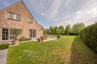 Deze typische streekgebonden woning is rustig gelegen in een doodlopende straat in Ramskapelle en beschikt over een bijzonder gezellige en zonnige tuin. De tuin loopt visueel mooi door richting de achterliggende boomgaard, wat zorgt voor een aangenaam en open gevoel. Het terras geniet dankzij de oost-, zuid- en westoriëntatie op verschillende momenten van de dag van de zon.<br /><br />Op het gelijkvloers bevindt zich een gezellige leefruimte die mooi overgaat in de eetkamer en open keuken met keukeneiland. Aansluitend is er een praktische berging met koelkast en aparte diepvries, netjes weggewerkt achter de ingemaakte kasten.<br />Verder beschikt de woning over een inpandige garage met bijkomende staanplaats voor de garage.<br /><br />Op de eerste verdieping bevinden zich drie slaapkamers. De hoofdslaapkamer beschikt over een privatieve badkamer met ligbad, douche, dubbele lavabo en toilet. De twee overige slaapkamers maken gebruik van een aparte douchekamer. Daarnaast is er nog een zolder.<br /><br />Achteraan in de tuin bevindt zich een afzonderlijk bijgebouw dat heel wat mogelijkheden biedt. Ideaal als bureau, sauna- of wellnessruimte, tv-kamer, bar, ontspanningsruimte of extra berging.<br /><br />Een charmante en gezellige woning op een rustige ligging in Ramskapelle, met een mooie tuin en heel wat extra mogelijkheden.<br /><br /> 
