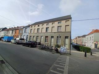 <p>Gezellige rijwoning te Gent, nabij de Dampoort.</p>
<p>Deze woning beschikt op het gelijkvloers over een zithoek, keuken en badkamer. Op de 1<sup>ste</sup> en 2<sup>e</sup> verdieping is er telkens 1 slaapkamer voorzien.</p>
<p>De woning beschikt reeds over dubbel glas en centrale verwarming op aardgas.</p>
<p>Op heden is de woning verhuurd voor 600 euro per maand.</p>
<p>Deze woning kan tevens aangekocht worden samen met de 3 naastgelegen, identieke woningen! Deze zijn allen verhuurd. Ideaal als investering!</p>
<p>Renovatieplicht WEL van toepassing (dak isoleren of aantonen dat er isolatie zit). Asbestveilig.</p>
<p>EPC: 405 kWh</p>
<p>[Gvg, Wg, Gdv, Vkr, Gvv]. G-score: A en P-score: A</p>
<p>Voor meer info of een bezoek: 0485/85.86.65 of info@vhvastgoed.be</p>