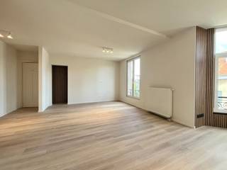 Visit www.abricasa.be and book your viewing with our digital assistant, Alice!Are you also looking for a fully renovated flat? With great attention to detail, this flat has been thoroughly renovated and boasts a practical layout. The materials chosen and the craftsmanship are fully evident here. Step into the light-filled living area,which includes a fitted kitchen, storage room and guest toilet. The master bedroom features one bedroom, a separate dressing room, a shower room with washbasin and an abundance of natural light. The dressing room also has space for your own small desk – ideal for those working from home!There is also a handy, separate utility room with space for a washing machine, tumble dryer and extra storage. Finally, the flat comes with a private cellar storage room. Ideal for those who want to live in comfort, with an eye for quality finishes and practical convenience.Abricasa – Property for generations: Your property partnerAre you looking to sell your property, or are you seeking an estate agent for letting or management?Abricasa offers personalised support with all your property enquiries, from start to finish. Get to know us!