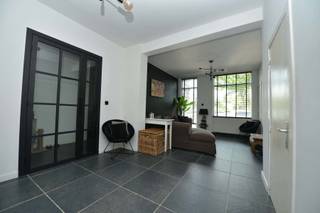 <strong>Bent u op zoek naar een moderne, instapklare woning waar comfort en stijl centraal staan? <br /></strong>Deze volledig gerenoveerde gesloten bebouwing (135 m² bewoonbare opp.) op een perceel van 200 m² te Brasschaat biedt alles wat u zoekt: een gunstig EPC (Label C), een asbestveilige omgeving en een geweldige ligging – op wandelafstand van het park, Sport Oase, winkels, openbaar vervoer en scholen.<br /><br /><strong>Gelijkvloers: Licht, steel look en graniet</strong><br />U betreedt de woning via de inkomhal, die achteraan toegang biedt tot een gastentoilet met handenwasser. De eyecatcher bij binnenkomst is de steel look binnendeur met glas, die leidt naar de ruime, lichtrijke leefruimte. Deze is d.m.v. meubilair perfect op te delen in een gezellige zithoek en een ruim eetgedeelte, voorzien van praktische bergingen voor technieken en vestiaire.<br /><br />Via een tweede steel look binnendeur met glas bereikt u de tussenhal die toegang geeft tot de luxueuze badkamer, uitgerust met stijlvol kuipvormig ligbad, douche, handdoekradiator en dubbel wasmeubel. In de doorgang naar de keuken zijn slimme wandkasten geïntegreerd met de CV-installatie en aansluitingen voor was- en droogautomaten.<br /><br />De keuken is afgewerkt met een granieten werkblad en hoogwaardige toestellen (5-pits gasvuur, oven, combi-oven en vaatwasser). Dankzij de kamerbrede schuifpui vloeit de keuken naadloos over in de tuin, die beschikt over een terras, tuinhuis en een overdekte loungeruimte.<br /><br /><strong>Verdiepingen: Ruimte voor groei</strong><br />De nachthal op de eerste verdieping biedt toegang tot twee ruime slaapkamers. De hoofdslaapkamer beschikt over een vaste zoldertrap naar de zolderverdieping. Deze ruimte is momenteel ingericht als dressing, maar biedt de unieke mogelijkheid om uitgebreid te worden tot een derde slaapkamer.<br /><br /><strong>Troeven op een rij:</strong><br />- <strong>Locatie:</strong> Rustig en toch overal vlakbij (Park van Brasschaat, scholen, openbaar vervoer).<br />- <strong>Staat en Comfort: </strong>Volledig gerenoveerd, asbestveilig. en gunstig EPC (Label C).<br />- <strong>Buitenruimte: </strong>Sfeervolle tuin met terras, tuinhuis en overdekte loungeruimte<br /><br /><strong>Een gweldige kans voor wie op zoek is naar een instapklaar geheel met karakter op een absolute toplocatie!</strong>