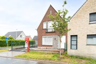 <p>Te koop: halfopen woning in de Zaubeekstraat, Zulte, gelegen in een rustige residentiële buurt.</p>
<p> </p>
<p>Deze woning uit 1969 biedt veel potentieel voor wie op zoek is naar een gezinswoning met ruimte en mogelijkheden. De zeer grote tuin is een absolute troef, ideaal voor buitenleven en ontspanning. Dankzij de goede ligging geniet u van een vlotte verbinding naar het centrum en E17, terwijl u toch in een rustige omgeving woont.</p>
<p> </p>
<p>Belangrijkste ruimtes:<br />• Woonkamer met plaats voor een gezellige zithoek en eethoek.<br />• Keuken met directe toegang tot de kelder.<br />• Drie slaapkamers, 2 grote.<br />• Badkamer met basisvoorzieningen.<br />• Inkomhal met toegang tot de living.<br />• Garage en staanplaats voor extra parkeermogelijkheden.<br />• Berging voor extra opslag.<br />• Grote tuin met veel mogelijkheden.</p>
<p> </p>
<p>Troeven:<br />• Zeer grote tuin.<br />• Woning met veel potentieel.<br />• Zeer goede ligging.</p>
<p> </p>
<p>Neem vandaag nog contact op met uw ERA-makelaar voor een bezoek.</p>
<p> </p>
<p>JOUW DROOMHUIS. ZO GEVONDEN!</p>