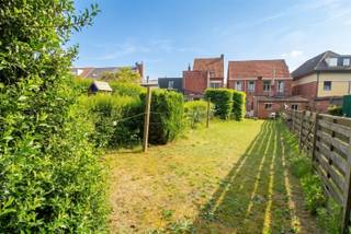 Parkeerplaatsen (genoeg) voor al jouw voertuigen?! Dat is alvast een grote troef bij dit te renoveren eigendom. Deze woning kan je volledig naar je eigen smaak opknappen. Ze is zeer gunstig gelegen, aan de stadsrand, aan een invalsweg naar het centrum, op wandelafstand van de ring, vlakbij scholen, bakker, supermarkten (Delhaize, Colruyt, Aldi, Albert Heijn...). Bekijk zeker de plannen met volledige indeling op www.bols.be. Ook een groot pluspunt is de zij-ingang die toegang geeft tot de tuin. Handig voor vuilniscontainers en fietsen. De woning is netjes onderhouden en heeft een goede basis tot modernisering. De woonkamer is ruim en licht. Er zijn 3 slaapkamers op de eerste verdieping en op de zolderverdieping kan u 1 grote masterbedroom creëren. De ruime diepe tuin geeft vele mogelijkheden. Niet gelegen in een overstromingsgebied: P- en G-score: A. Geen onroerend erfgoed. Informatieplicht in aanvraag. Renovatieverplichting van toepassing: Interessante info: https://www.vlaanderen.be/een-huis-of-appartement-kopen/renovatieverplichting-voor-residentiele-gebouwen - https://www.vlaanderen.be/premies-voor-renovatie/mijn-verbouwpremie