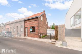 Deze te renoveren half open bebouwing biedt u op het gelijkvloers een inkomhal, een living, een keuken, een badkamer met douche en lavabo, een apart toilet, een zeer ruime berging, een veranda en een grote tuin. Op de eerste verdieping zijn er 2 grote slaapkamers. Naast de woning is er nog een garage en een autostaanplaats. De ramen zijn deels voorzien van dubbele beglazing. Verwarming met aardgaskachel. Rustige ligging doch in de nabijheid van het centrum van Tielrode en Temse. Diverse fiets- en wandelroutes in de directe omgeving. Goede verbinding naar E17 en N16. Kom samen met ons dit renovatieproject ontdekken en boek vandaag nog uw afspraak!