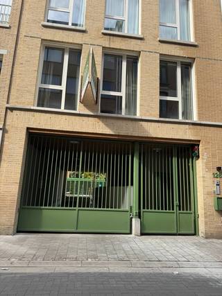 In het nieuwbouwproject De Wastuin komen er enkele ondergrondse autostaanplaatsen te koop. Deze zijn op enkele meters van 't Groen Kwartier en Berchem Station gelegen. Voor meer info: wonen@fidesinvest.be of 03/232.54.00