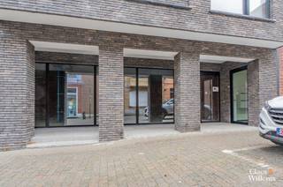 Discover this strategically located shell commercial property on one of the busiest access roads to the center of Halle. Thanks to its...