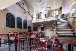Dit mooie statige pand in het midden van de stationsstraat van Landen heeft heel wat te bieden.Het voormalige Leffe café met enorm veel oppervlakte...