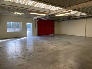 Ruime opslagplaats / magazijn met aparte oprit bestaande uit 1 open ruimte met een oppervlakte van +/- 160 m².<br /><br />- Oprit afgesloten met hekken ;<br />- Elektriciteit, water en verwarming aanwezig ;<br />- Geschikt voor verschillende doeleinden ; <br />- Grote vrachtwagens met oplegger kunnen niet tot aan het magazijn rijden ;<br />- Hand carwash niet mogelijk ! ;<br />- Overal betonvloer ;<br />- Grote sectionaalpoort ( Hoogte: 3.20m);<br />- Zeer vlotte bereikbaarheid ;<br /><br />- Onroerende voorheffing: +/- 625€/jaar ;<br />- Vrij vanaf 01/01/2027 ;<br /><br />=> Voor meer info of een bezoek kan je ons kantoor te Waregem contacteren op nummer 056/ 60.33.66 (Optie 2 Waregem)