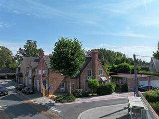 <p>BEZOEKWEEKEND 15-16 augustus op afspraak! bel 09 279 11 22 of info@centeroffice.be<br />Dit prachtige huis aan de Nijverheidsstraat in Dikkelvenne nodigt u uit om de perfecte balans tussen comfort en functionaliteit te ervaren. Met een mooie bruikbare vloeroppervlakte oppervlakte van 185 vierkante meter en een perceel van 463 vierkante meter, biedt deze woning voldoende ruimte voor een gezin om zich te vestigen en te genieten van het leven. Bijkomende heeft het huis ook een aparte praktijk ruimte met zijn eigen ingang. Gebouwd in 2002 en opgefrist in 2022-2025 (nieuwe ketel, airco, ingemaakte kasten, douche en badkamer, living, waterverzachter) beschikt het huis over moderne voorzieningen die bijdragen aan een eigentijdse levensstijl. </p>
<p>De indeling van de woning is zorgvuldig ontworpen, een ruime inkomhal met links een bureel, en rechts een gasten toilet, berging die aansluit aan de keuken en de leefruimte bestaande uit zithoek en eetplaats. Op de eerste verdieping bevinden zicht dan 3 slaapkamers en 2 badkamers. Op de bovenste verdieping is er ook airco voorzien. Bijkomende heeft u nog een zolderberging. Rechts van de woning heeft u dan het bijgebouw dat momenteel ingericht is als muziek studio. voorzien van eigen keuken, mogelijkheid tot badkamer en kan dus omgevormd worden als extra studio. De buitenberging is ideaal voor het stallen van uw fietsen. Dit huis combineert esthetiek met functionaliteit en creëert zo een warme thuisbasis voor wie op zoek is naar een rustige plek met voldoende ruimte voor alledaags leven en ontspanning. Bouw vergund, Woongebied, </p>