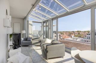 In het centrum van Koksijde-Bad, met het strand om de hoek en vlakbij winkels, horeca en het openbaar vervoer vinden we deze penthouse (105 m²) te koop. Het appartement beschikt over 3 slaapkamers, 2 badkamers en 2 mooi zonneterrassen van 25 en 10 m² die tevens een prachtig uitzicht over Koksijde bieden. Zoek je immo in Koksijde? Lees dan zeker verder.INDELING:> zesde verdieping:- inkomhal;- lichtrijke leefruimte met vernieuwde glaspartijen. Aanpalend terras van 25 m² met een mooi uitzicht over Koksijde;- vernieuwde keuken voorzien van inductiekookplaat, dampkap, koelkast, vriezer, oven met stoomfunctie, spoelbak en vaatwasmachine;- berging met wasmachine en droogkast- slaapkamer 1 met aanpalende badkamer met douchebad en dubbele lavabo;- slaapkamer 2;- slaapkamer 3;- badkamer 2 met douchebad en lavabo;- apart toilet> Privatieve kelderberging.> Gemeenschappelijke fietsenbergingALGEMEEN:- meubels zijn inbegrepen- EPC C (286 kWh/m² jaar)- conforme elektrische installatie- centrale verwarming op aardgas- zéér centrale liggingBent u op zoek naar een volledig instapklaar appartement, voor vaste bewoning of voor tweede verblijf? Aarzel zeker niet contact op te nemen met ons kantoor Dewaele Koksijde: 058 330 600