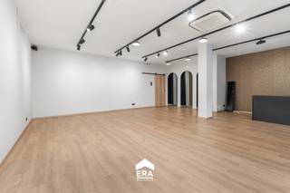 Uiterst commercieel gelegen handelspand op een ideale locatie in het centrum van Veldegem.Volledig vernieuwde handelsruimte met een totale...