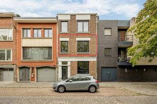 <p><span> </span></p><p><span>Strak gerenoveerd, energiezuinig én helemaal instapklaar: dit appartement van ca. 67 m² op de eerste verdieping heeft het allemaal. Je krijgt een heerlijk lichte leefruimte met open keuken, twee slaapkamers en een stijlvolle badkamer, afgewerkt in warme houttinten. En dat in een fijne buurt van Berchem, met het Brilschanspark en natuurgebied Wolvenberg op wandelafstand.</span><span> </span></p><p><span> </span></p><p><span>Lichte leefruimte met warme leefkeuken</span></p><p><span>Je komt het appartement binnen in de centrale hal, van waaruit je meteen doorloopt naar de leefruimte vooraan. Hier is lekker veel plaats voor een ruime zithoek en een grote eettafel. Het kamerbrede raam trekt veel natuurlijk licht binnen en de warme parketlaminaat loopt mooi door in het hele appartement. De zwarte pvc-ramen met driedubbele beglazing zorgen voor een strak accent én extra comfort.  De open keuken past perfect in dat plaatje. De donkerbruine houtlook kasten geven de ruimte warmte, terwijl het lichte werkblad en het donkere kraanwerk het geheel strak houden. Het grote kookeiland met spoelbak doet tegelijk dienst als gezellige ontbijtogen: ideaal om er een paar barkrukken bij te schuiven. Ook praktisch is alles voorzien, met Samsung-toestellen zoals een combioven en vaatwasser en een Elica inductievuur met ingebouwde afzuiging. </span></p><p><span> </span></p><p><span>Twee slaapkamers &amp; stijlvolle badkamer</span></p><p><span>Via de lange hal ga je naar de twee slaapkamers. De eerste is leent zich perfect als kinder-, logeer- of werkkamer. De master bedroom biedt ruim plaats aan een dubbel bed en extra kasten. Ook hier zorgen de grote ramen met driedubbele beglazing voor natuurlijk licht.  De badkamer sluit helemaal aan bij de rustige, hedendaagse stijl van het appartement. Je hebt er een ruime inloopdouche met grijze betegeling en regendouche, een zwevend houtlook meubel met witte opbouwwastafel en donker geborsteld kraanwerk. Het toilet is netjes geïntegreerd in dezelfde ruimte. In de hal vind je bovendien nog een aparte berging van met aansluiting voor je wasmachine. Hier zitten ook de elektrische Ariston-boiler en de Vaillant-omvormer van de privatieve zonnepanelen netjes uit het zicht. </span></p><p><span> </span></p><p><span>Groen wonen in Berchem</span></p><p><span>Hier combineer je stad en groen zonder moeite. Het Brilschanspark en het mooie natuurgebied Wolvenberg liggen op wandelafstand, en ook sportcentrum Het Rooi is vlakbij. Voor je dagelijkse boodschappen vind je supermarkten enkele straten verder. Zin in een koffie, restaurant of wat winkels? Dan sta je zo in Oud-Berchem, de Pulhofwijk of Groenenhoek.   </span></p><p><span>Ook energetisch zit je hier bijzonder goed. Het appartement haalt EPC A en is voorzien van privatieve zonnepanelen, elektrische verwarming, driedubbele beglazing en ventilatiesysteem C+. Voeg daar conforme elektriciteit en een asbestveilig attest aan toe en je hebt een appartement waar je zonder grote werken meteen je dozen kunt uitpakken. </span></p><p><span> </span></p><p><span> </span></p>