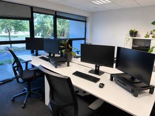 Meer ruimte. Meer rust. Meer resultaat.<br />Welkom in kantoor 111 bij Smartspace Hasselt – een stijlvolle kantoorruimte van 23 m², ideaal voor een team van 3 tot 4 personen dat comfort en efficiëntie wil combineren.<br /><br /><strong>Centrale ligging, vlotte bereikbaarheid</strong><br />Gelegen aan de grote ring van Hasselt ben je snel overal. Of je nu met de wagen komt of te voet richting het centrum wil – hier zit je altijd goed.<br /><br />All-in formule zonder zorgen<br />Voor een maandelijkse huurprijs van € 900 is werkelijk alles inbegrepen:<br />✅ Onroerende voorheffing<br />✅ Elektriciteit, verwarming en supersnel internet<br />✅ Koffie, water en schoonmaak<br />✅ Gebruik van vergaderruimtes en gezellige coffee corners<br /><br />Lichtrijk & instapklaar<br />Kantoor 111 is modern ingericht, baadt in het daglicht en is instapklaar. Ideaal voor bedrijven of teams die geen tijd willen verliezen aan randzaken.<br /><br />Bij Smartspace werk je niet alleen. Je maakt deel uit van een dynamische, ondernemende omgeving waar samenwerken, netwerken en groeien centraal staan.<br /><br />Nieuwsgierig? Kom het zelf ontdekken.<br />Contacteer ons voor een rondleiding of meer info.<br />info@smartspace.be | Lieve: 0474 58 19 88<br /><br />Smartspace – hier krijg je zin om te werken.