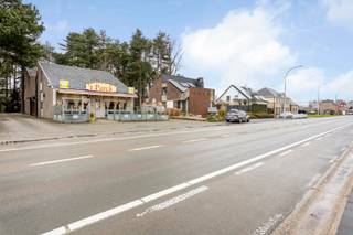 In Park Midden Limburg, tussen de recreatieparken Hengelhoef, Kelchterhoef en Bokrijk vinden we deze ruim handelspand met 2 extra vakantie...