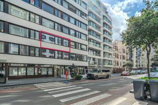 Ontdek dit gerenoveerde appartement met twee slaapkamers te koop, uitstekend gelegen op de 2de verdieping van Residentie Mondial langs de Van Iseghemlaan te Oostende. Dit appartement bevindt zich op een absolute toplocatie pal in het stadscentrum op wandelafstand van de zeedijk, het strand, diverse winkels en het openbaar vervoer. Dankzij de grote raampartijen geniet u hier van natuurlijk lichtinval.<br /><br />Indeling:<br />- inkomhal<br />- lichtrijke leefruimte met grote raampartijen<br />- keuken uitgerust met koelkast met vriesvakje, combi-oven, keramisch kookvuur, vaatwasmachine en spoeltafel<br />- volwaardige slaapkamer 1 (10m²)<br />- volwaardige slaapkamer 2 (10m²)<br />- badkamer voorzien van inloopdouche, badkamermeubel met lavabo, spiegelkast en handdoekverwarming<br />- afzonderlijk toilet<br />- privatieve kelderberging (nr. 25)<br /><br />Troeven:<br />- uitstekende toplocatie in het stadscentrum en vlak bij zee<br />- twee volwaardige slaapkamers<br />- gunstig EPC (label-A)<br />- conforme elektrische keuring<br />- privatieve kelderberging<br /><br />Wenst u meer informatie of een bezoek ter plaatse aan dit appartement te koop te Oostende? Contacteer ons snel voor een afspraak!<br /><br />Bestuursmaatregelen in het maatregelenregister: nee