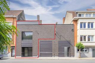 In de Karmelietenlaan vinden we deze instapklare woning te koop. De toplocatie van de woning nabij de Doorniksewijk, scholen en openbaar vervoer in...