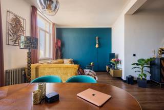 <p>Op de elegante Sint-Isabellalei, in een charmant gebouw uit 1932, bevindt zich dit lichtrijke appartement op de zesde verdieping. Hier woon je op een bijzonder centrale locatie, op de grens van de Markgravebuurt en het stadscentrum, met vlotte verbindingen naar invalswegen, openbaar vervoer, winkels, horeca en parken. Een buurt die zowel rust als stadsdynamiek perfect combineert.<br /><br />Het appartement van ca. 72 m² werd vier jaar geleden smaakvol gerenoveerd en straalt vandaag comfort en karakter uit. Dankzij de ligging op hoogte geniet je van veel licht en openheid, wat het woongevoel extra aangenaam maakt. De leefruimte voelt ruim en uitnodigend aan en sluit mooi aan op de praktisch ingerichte keuken. De slaapkamer is volwaardig en rustig gelegen, ideaal om tot ontspanning te komen na een drukke dag in de stad.<br /><br />Een bijkomende troef is dat het appartement bemeubeld kan worden aangekocht, waardoor het meteen instapklaar is. Daarnaast beschikt het pand over twee praktische bergingen, ideaal voor extra opslag en optimaal wooncomfort. De maandelijkse kosten bedragen circa €200 en zijn inclusief water en verwarming, wat zorgt voor een helder en beheersbaar kostenplaatje.<br /><br />Een unieke kans voor wie op zoek is naar een karaktervol, instapklaar appartement op een toplocatie. <br /><br />Interesse?<br />Contacteer LISTED voor een bezoek: +32 283 51 51.</p>