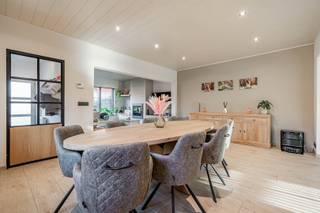 <p><u><strong>TROEVEN:</strong></u><br />+ Grote tuin<br />+ Elektriciteit conform<br />+ Geen renovatieplicht<br />+ Rustige ligging met goede verbindingen<br /><br />Welkom in deze charmante eengezinswoning gelegen in het mooie Genebroek, Meerhout. Omringd door een groene omgeving en een ruim perceel van 2.082m², biedt deze halfopen woning tal van mogelijkheden om jouw thuis te creëren. Met een slimme indeling is de woning perfect voor zowel gezinnen als voor degenen die op zoek zijn naar een rustige plek met voldoende buitenruimte. De natuurlijke elementen rondom zorgen voor een serene sfeer, terwijl je toch makkelijk toegang hebt tot de voorzieningen van de regio.<br /> </p>

<p>De woning beschikt over een gezellige woonkamer die uitnodigt tot gezellige momenten met vrienden en familie. Dankzij de aanwezigheid van zowel een pelletkachel als airco is het er het hele jaar door zalig toeven. De aansluitende modern ingerichte keuken met keukeneiland en zicht op de tuin stelt je in staat om culinaire hoogstandjes te bereiden. In de badkamer geniet je van een verkwikkende douche of deugddoend bad.<br /><br />Op de eerste verdieping zijn drie slaapkamers aanwezig, ideaal voor het creëren van persoonlijke ruimtes. Bovenop dit alles biedt de woning ook een zolder, perfect voor extra opbergruimte.<br /><br />Dankzij de rolluiken geniet je niet enkel van privacy, maar houd je de zon buiten wanneer nodig. De zonnepanelen houden je energiefactuur betaalbaar.<br /> </p>

<p>Met een florissante tuin rondom de woning heb je volop mogelijkheden om buiten te genieten, of het nu gaat om een rustige middag in de zon of het organiseren van een barbecue met vrienden. Deze woning is een geweldige kans voor wie op zoek is naar ruimte, rust en de mogelijkheid om te groeien. Mis deze kans niet om jouw nieuwe thuis te ontdekken en te ervaren wat Genebroek te bieden heeft.<br /><br />Kortom, dit huis vormt een uitstekende basis om verder te personaliseren en je eigen stempel te drukken.<br />*Stedenbouwkundige inlichtingen in aanvraag.<br /><br /><u><strong>CONTACT:</strong></u><br />Als je op zoek bent naar een huis dat ruimte combineert met rust, dan is deze woning de ideale keuze. <br />Contacteer mij voor meer info of voor een vrijblijvende afspraak via 0475/47.44.50. Ik verwelkom je graag in jouw toekomstige thuis.<br /><br /><em>De vermelde oppervlaktes zijn slechts indicatief. Katrien Wouters - creating IMMOtions kan niet verantwoordelijk gesteld worden voor de juistheid van de aan haar verstrekte gegevens.<br />Het standaardtarief aan registratierechten voor bestaand vastgoed bedraagt 12%. Voor een meer gedetailleerd overzicht voor jouw situatie kan je een simulatie maken op www.notaris.be</em></p>