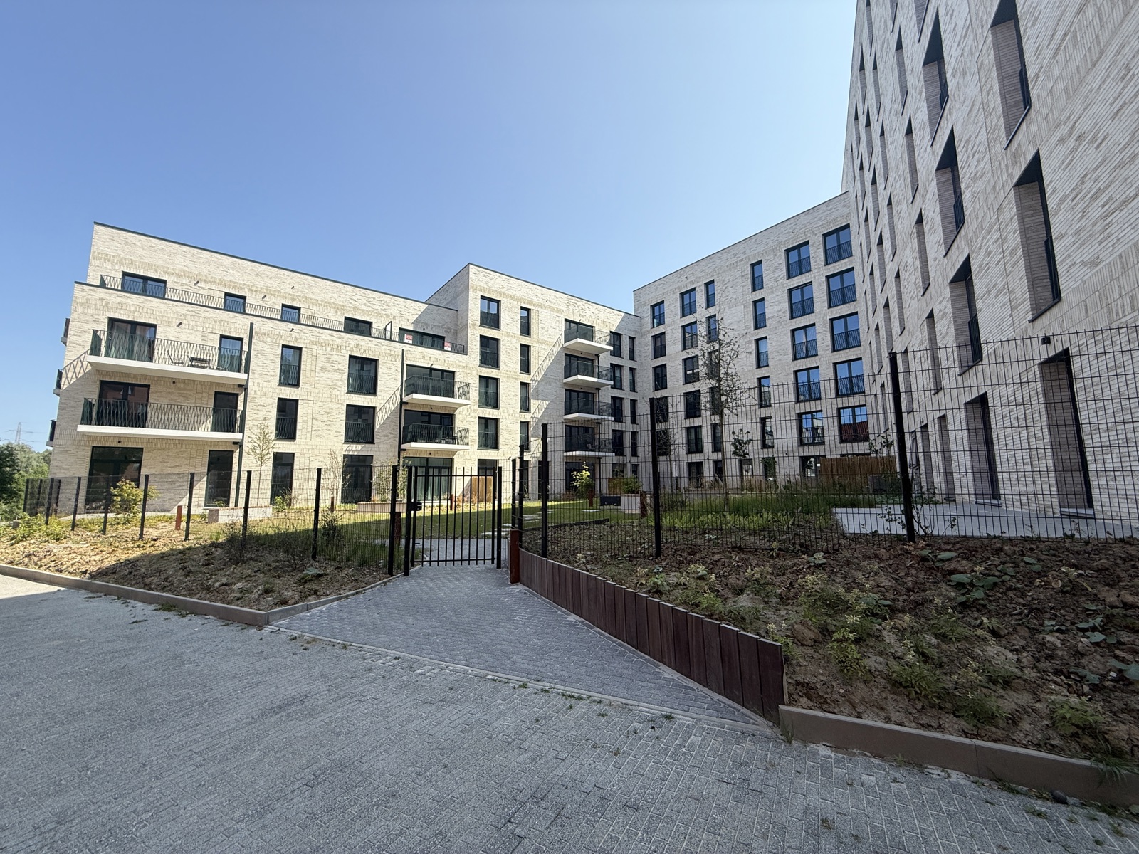 Praktisch ingericht 2 slaapkamer appartement met terras - foto 3