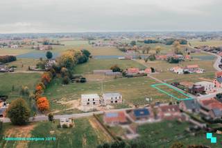 Dit uniek perceel van 668m² combineert een prachtig landelijk uitzicht met een rustige en charmante ligging in De Ginste, een deelgemeente...